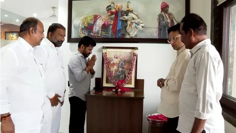 CM Revanth Reddy: ఛత్రపతి శివాజీ చిత్రపటానికి పుష్పాంజలి ఘటించిన సీఎం రేవంత్ రెడ్డి