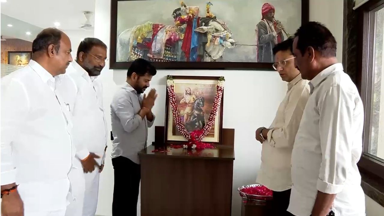 CM Revanth Reddy: ఛత్రపతి శివాజీ చిత్రపటానికి పుష్పాంజలి ఘటించిన సీఎం రేవంత్ రెడ్డి