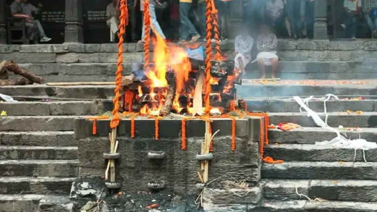 Cremation dispute: తండ్రి అంత్యక్రియలపై వివాదం.. మృతదేహం సగం కోసి ఇవ్వాలని కొడుకు డిమాండ్..