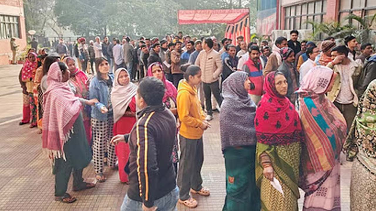 Delhi Assembly elections 2025: ఢిల్లీలో ఉదయం 9గంటల వరకు పోలింగ్ శాతం ఎంతంటే..?