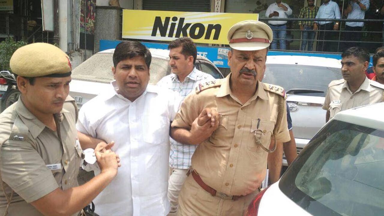 AAP MLA Dinesh Mohaniya: మహిళకు ఫ్లయింగ్ కిస్ ఇచ్చిన ఆప్ ఎమ్మెల్యే.. కేసు నమోదు!