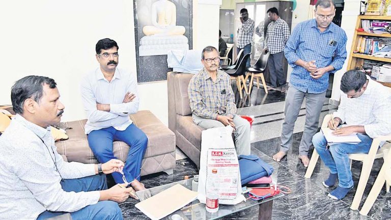 ACB Rides: హన్మకొండ డీటీసీ పుప్పాల శ్రీనివాస్ నివాసాలపై ఏసీబీ దాడులు..