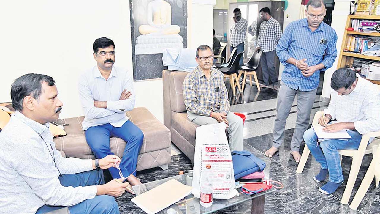 ACB Rides: హన్మకొండ డీటీసీ పుప్పాల శ్రీనివాస్ నివాసాలపై ఏసీబీ దాడులు..