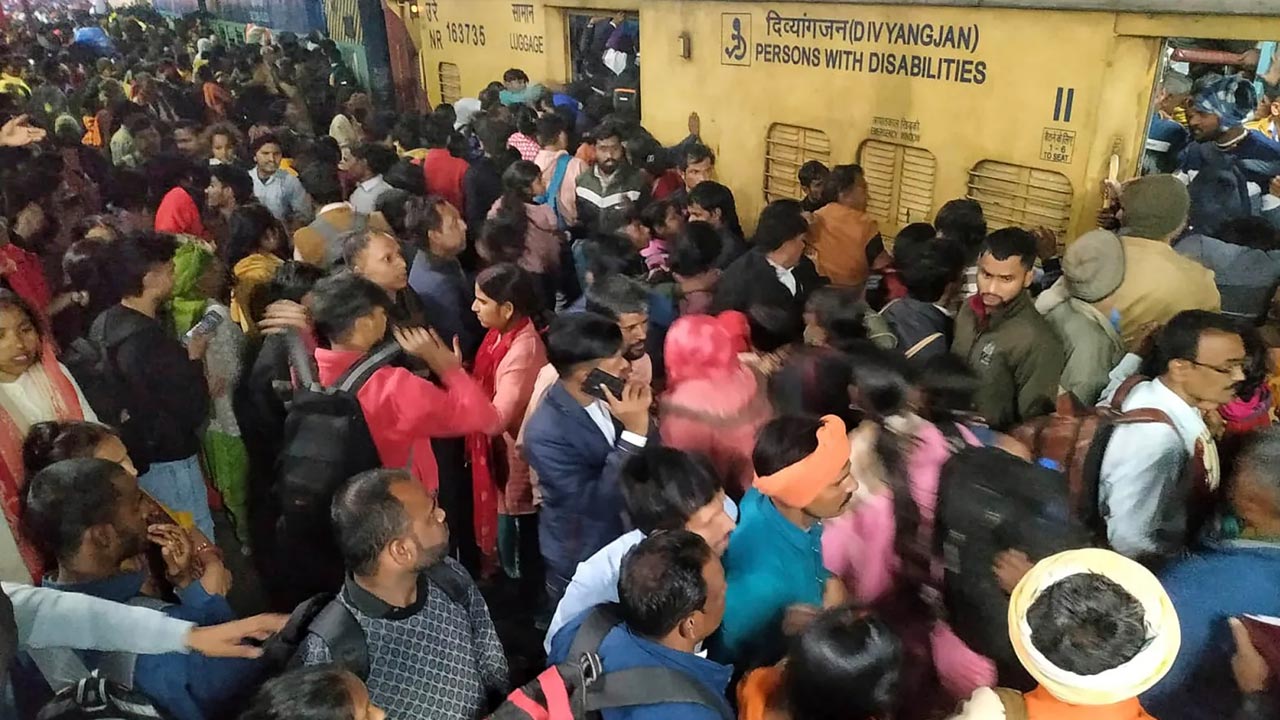 Delhi: ఢిల్లీ తొక్కిసలాట ఘటన.. పోస్ట్‌మార్టం నివేదికలో సంచలన విషయాలు