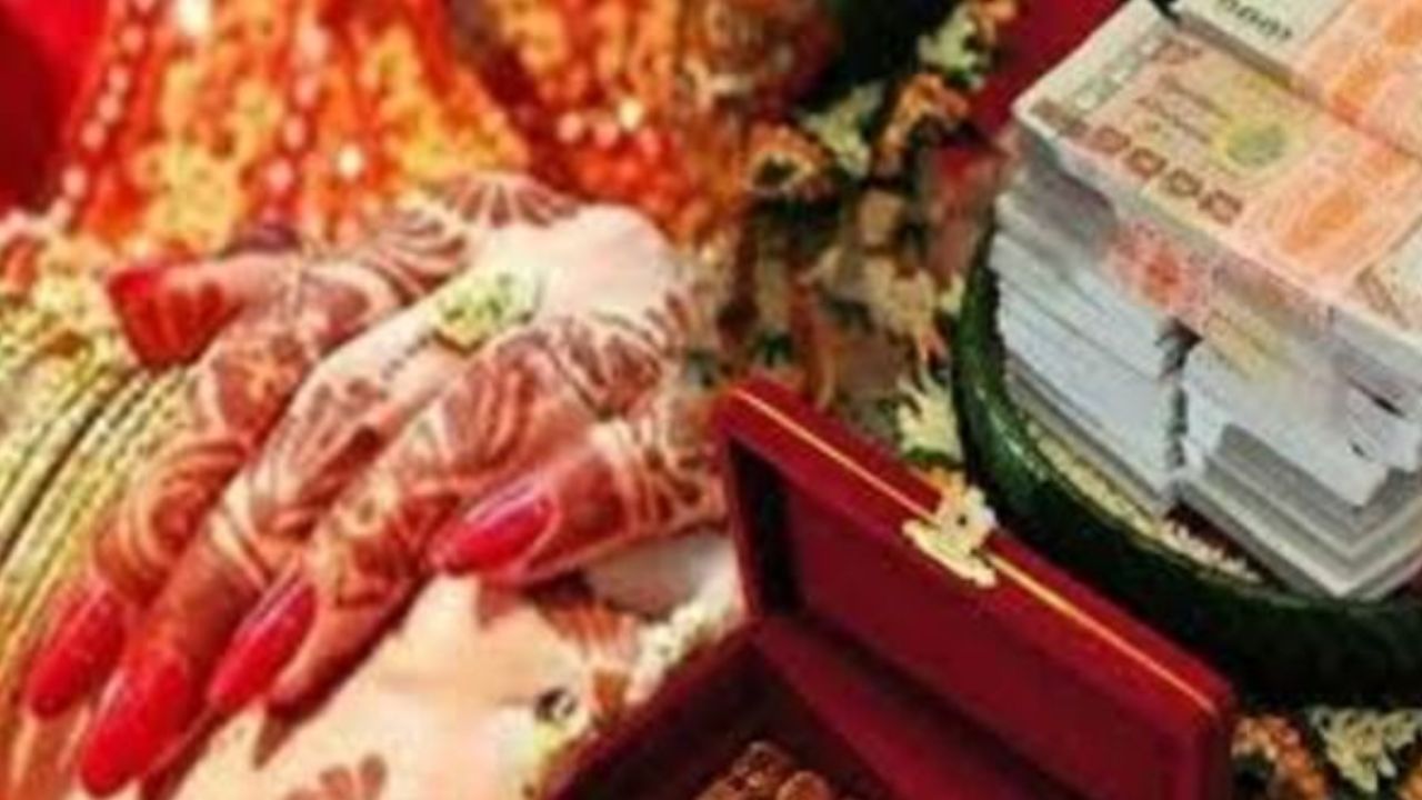 Dowry Harassment: నవ వధువుకు కట్నం వేధింపులు.. 5 కోట్లు ఇచ్చినా..!