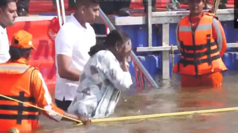 Droupadi Murmu: కుంభమేళాలో పుణ్యస్నానం ఆచరించిన రాష్ట్రపతి