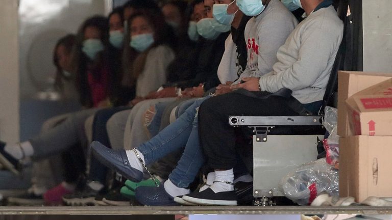 Fact Check : భారతీయులకు అమెరికా సంకెళ్లు వేసిందా? వైరల్ అవుతున్న ఫొటోల్లో నిజమెంత?