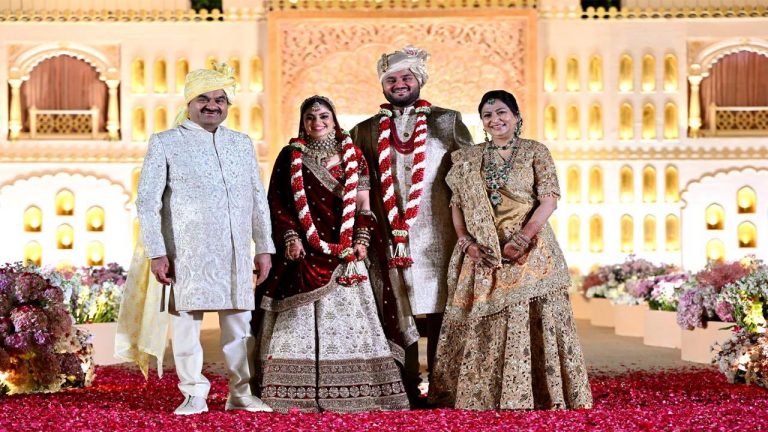 Jeet Adani Wedding: మూడు ముళ్లతో ఒక్కటైన జీత్, దివా షా.. ఫొటోలు వైరల్