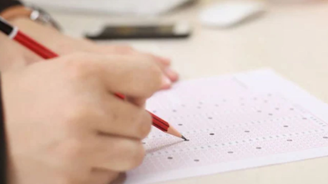 Group-2 Mains: భారీ భద్రత మధ్య గ్రూప్-2 పరీక్షలు.. పరీక్షా కేంద్రాల వద్దకు చేరుకుంటున్న అభ్యర్ధులు!