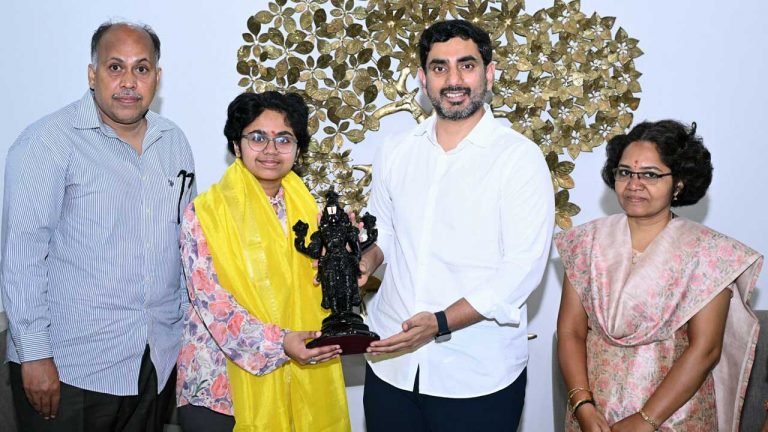 Minister Nara Lokesh: జేఈఈ టాపర్‌ను అభినందించిన మంత్రి లోకేష్.. కష్టానికి ప్రత్యామ్నాయం లేదు..
