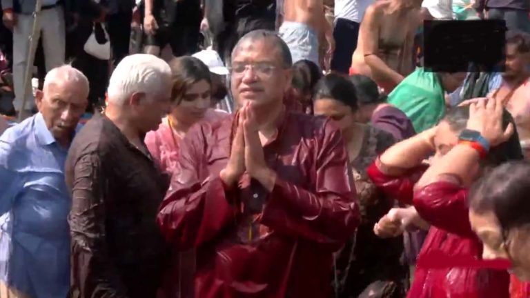 Gyanesh Kumar: కుంభమేళలో పాల్గొన్న సీఈసీ జ్ఞానేష్ కుమార్.. కుటుంబ సభ్యులతో కలిసి స్నానం