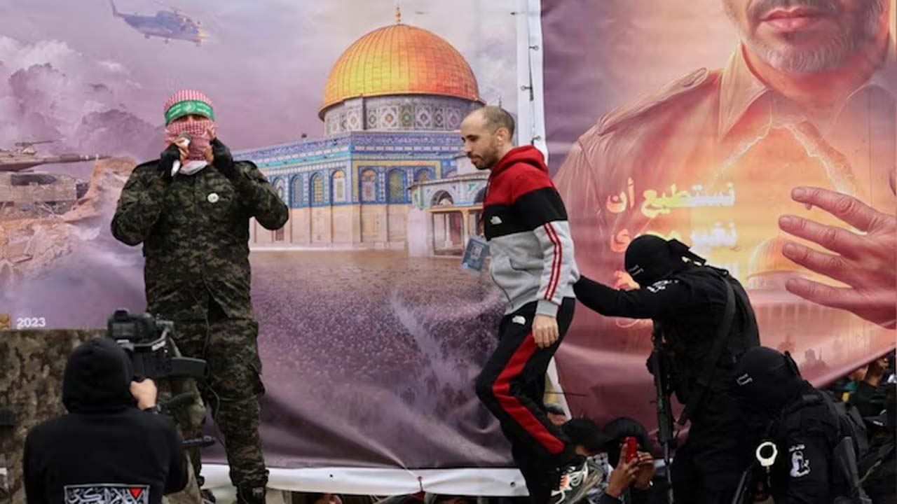 Hamas: మరో ఇద్దరు ఇజ్రాయెల్ బందీలను విడుదల చేసిన హమాస్