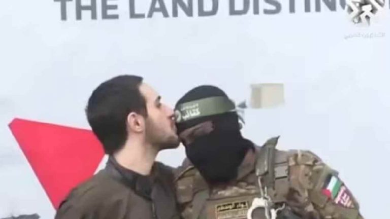 Israel Hamas: “హమాస్ మిలిటెంట్‌కి ఇజ్రాయిలీ బందీ ముద్దు”.. తర్వాత కీలక విషయం వెల్లడి..