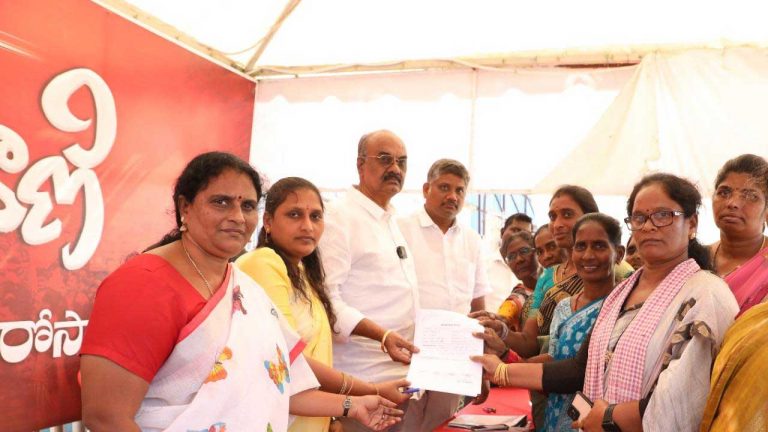 Janavani: జనసేన కార్యాలయంలో జనవాణి.. భూకబ్జాలపై ఫిర్యాదుల వెల్లువ