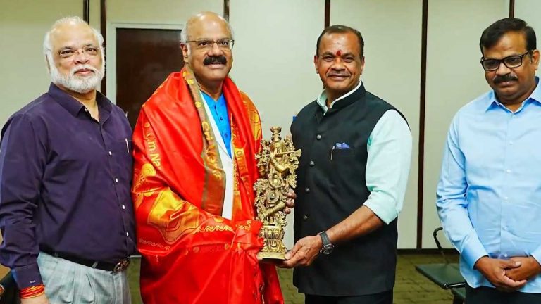 Komatireddy Venkat Reddy : డాక్టర్ డి. నాగేశ్వర్ రెడ్డి గొప్పతనం మాటల్లోనే చెప్పుకునేది కాదు