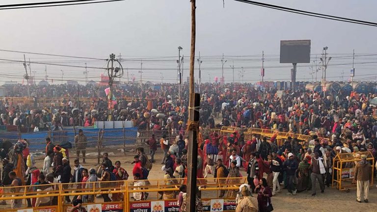 Kumbh Mela: కుంభమేళా ముగిసినా రద్దీ తగ్గలేదు.. ప్రయాగ్‌రాజ్‌లో భారీగా పుణ్యస్నానాలు