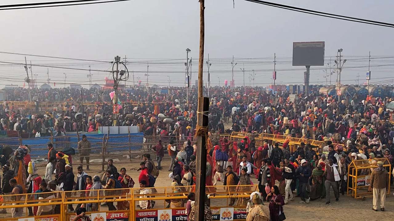 Kumbh Mela: కుంభమేళా ముగిసినా రద్దీ తగ్గలేదు.. ప్రయాగ్‌రాజ్‌లో భారీగా పుణ్యస్నానాలు