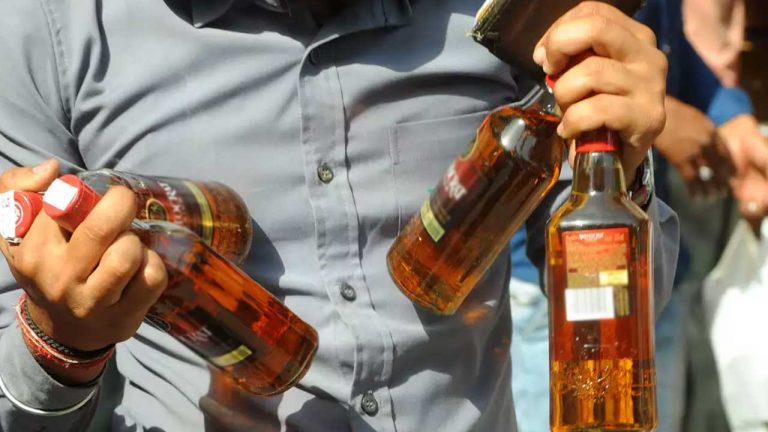 Liquor Home Delivery: ఏలూరులో లిక్కర్‌ డోర్‌ డెలివరీ.. వీడియోలు వైరల్..
