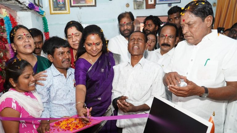 MLC Kavitha: ‘కేసీఆర్’ ఇంటర్నెట్ సెంటర్‌ను ప్రారంభించిన ఎమ్మెల్సీ కవిత!