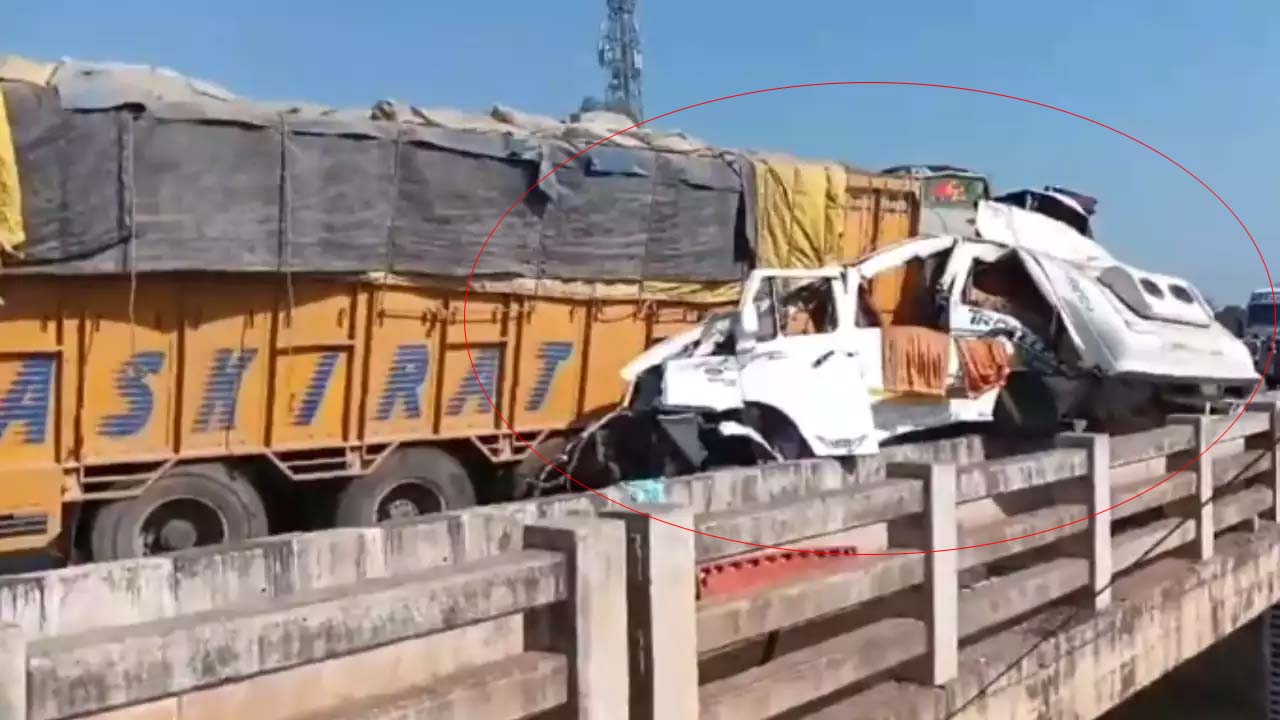 Maha Kumbh Mela: మరో ఘోరం.. బస్సు-ట్రక్కు ఢీ.. ఏడుగురు భక్తులు మృతి