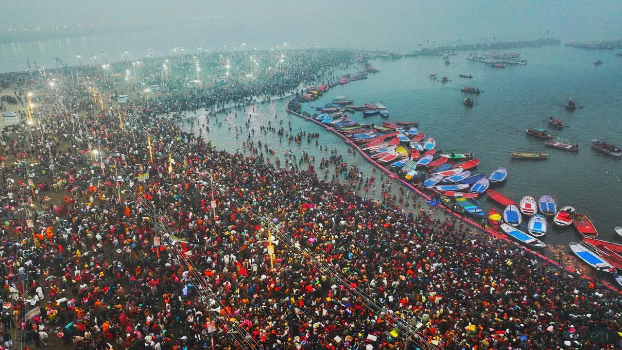 Maha Kumbh Mela: కుంభమేళాపై తప్పుడు కథనాలు.. 140 సోషల్ మీడియా సంస్థలపై పోలీసుల కొరడా