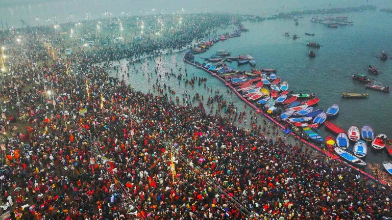 Maha Kumbh Mela: కుంభమేళా తొక్కిసలాటలో కుట్ర కోణం.. 16,000 మొబైల్ నెంబర్లపై దర్యాప్తు..
