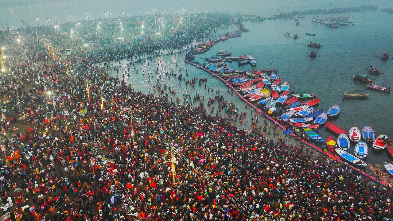 Maha Kumbh Mela: కుంభమేళా తొక్కిసలాటలో కుట్ర కోణం.. 16,000 మొబైల్ నెంబర్లపై దర్యాప్తు..