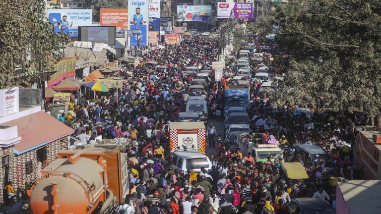 Maha Kumbh Mela: వామ్మో.. ట్రాఫిక్ నరకం.. 300 కి.మీ మేర నిలిచిపోయిన వాహనాలు
