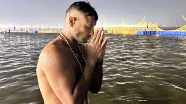 Mayank Agarwal: శరీరంపై కుర్తా, నుదిటిపై తిలకం.. ప్రయాగ్‌రాజ్‌లో పవిత్ర స్నానం( వీడియో)..