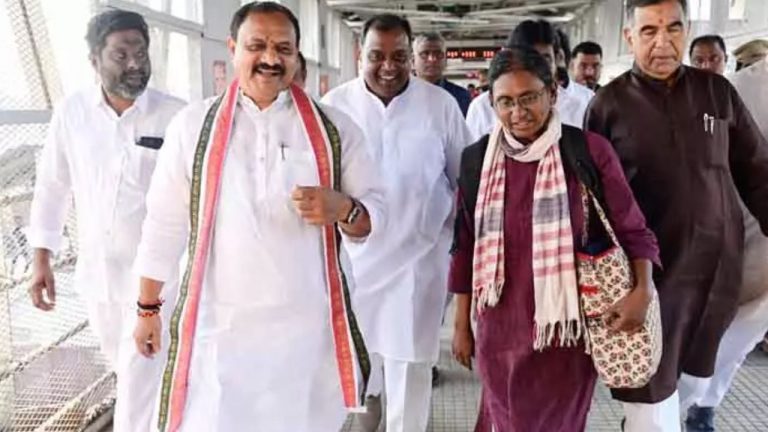 Meenakshi Natarajan: సాదాసీదాగా రైల్లో హైదరాబాద్‌ చేరుకున్న ఏఐసీసీ కార్యదర్శి మీనాక్షి నటరాజన్!