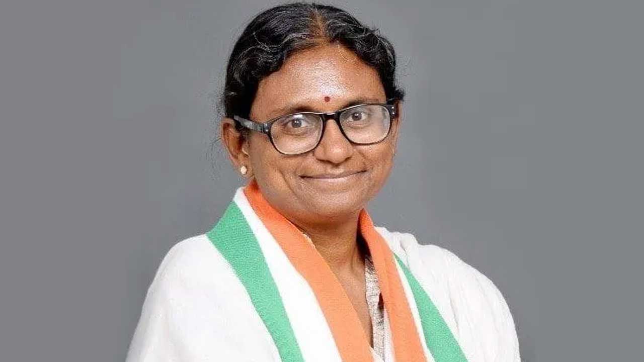 Meenakshi Natarajan : కాంగ్రెస్‌ నేతలకు కొత్త ఇన్‌ఛార్జ్‌ మీనాక్షి నటరాజన్‌ క్లాస్‌