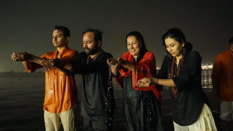 Minister Kishan Reddy: కుటుంబ సమేతంగా పుణ్యస్నానం చేసిన కేంద్ర మంత్రి