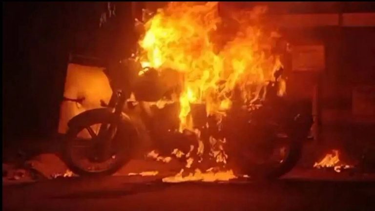 Valentine Day 2025 : లవర్స్ డే రోజు ప్రేమికుల మధ్య గొడవ.. తనపై కోపంతో బుల్లెట్ కు నిప్పు