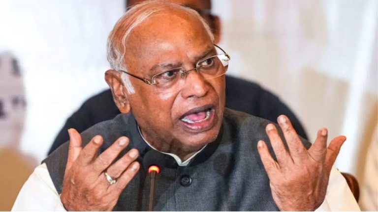 Delhi : ఢిల్లీ రైల్వే స్టేషన్‌ తొక్కిసలాటపై కేంద్రంపై కాంగ్రెస్ దాడి.. నిజం దాస్తున్నారని ఆరోపణలు