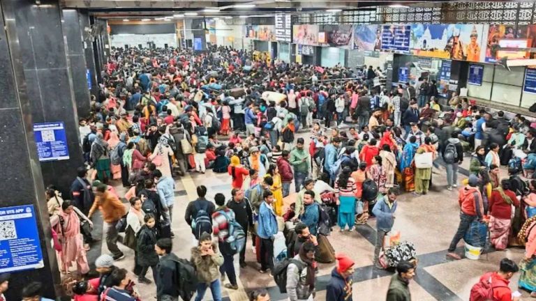 Delhi Stampede : న్యూఢిల్లీ రైల్వే స్టేషన్ ప్రమాదంపై స్పందించిన ప్రభుత్వం.. బాధిత కుటుంబాలకు రూ.10లక్షల పరిహారం