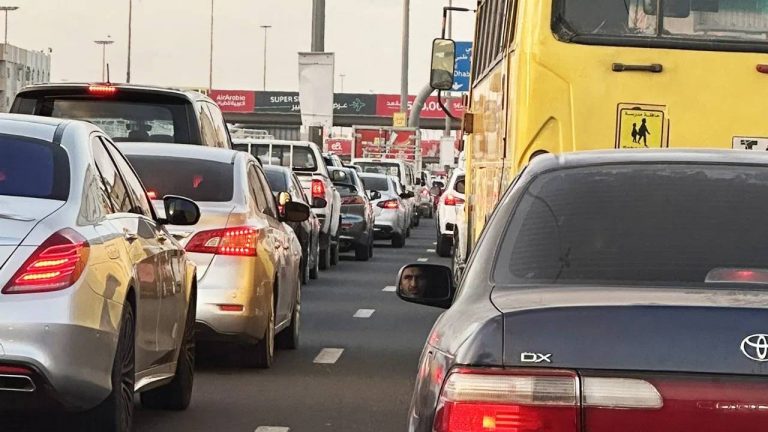 Champions Trophy 2025:  ఫస్ట్ మ్యాచ్ ఆడుతున్న టీం ఇండియా.. దుబాయ్ రోడ్లై పై భారీ ట్రాఫిక్ జామ్