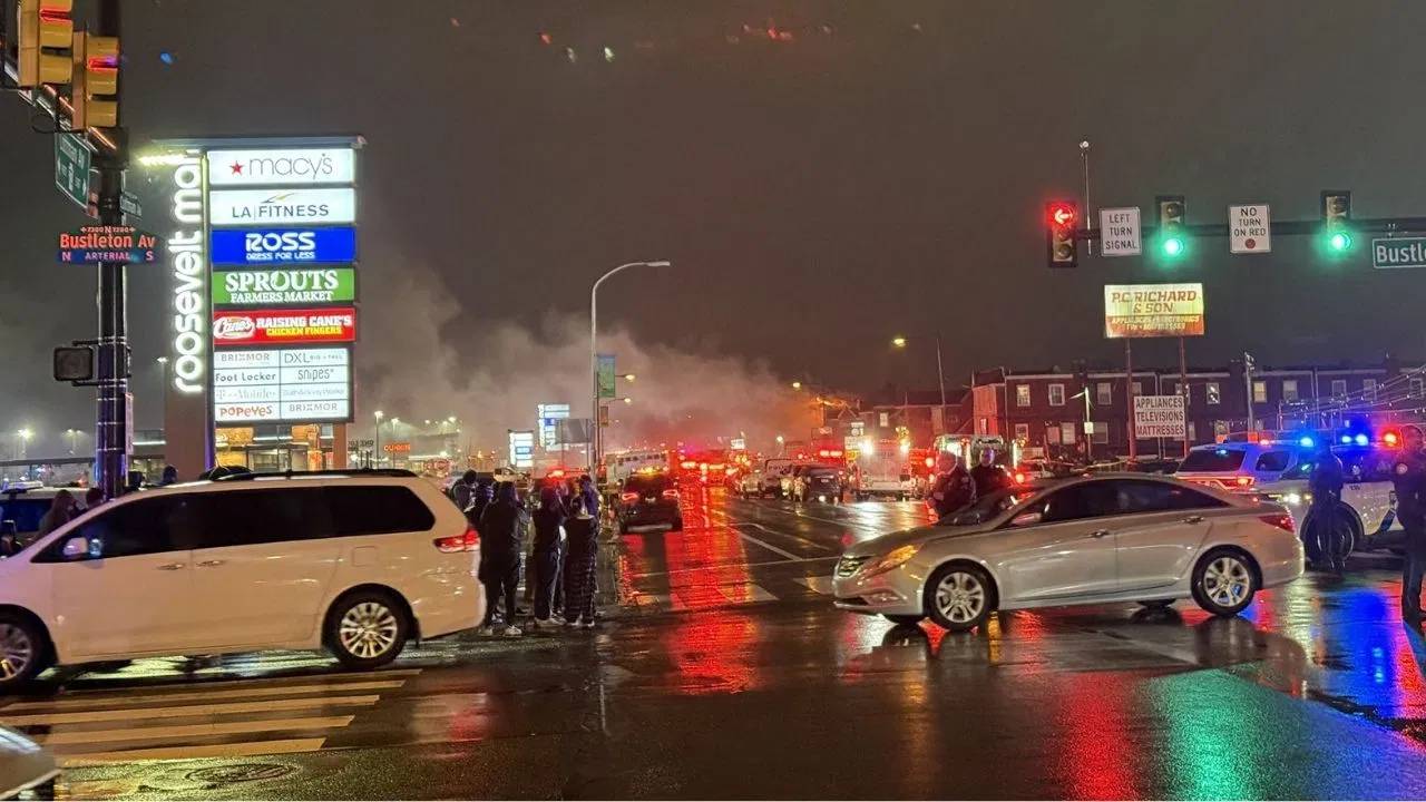 Plain Crash : అమెరికాలో మరో ప్రమాదం.. ఇళ్ల మీద కూలిన విమానం..మంటల్లో చిక్కుకున్న అనేక ఇళ్లు