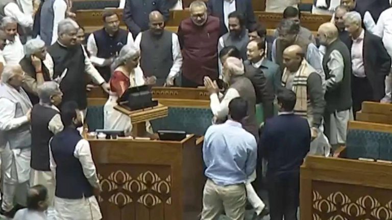 Budget 2025 :  బడ్జెట్ ప్రసంగం తర్వాత ఆర్థిక మంత్రిని చుట్టుముట్టిన ఎంపీలు, ప్రధాని.. ఎందుకంటే ?