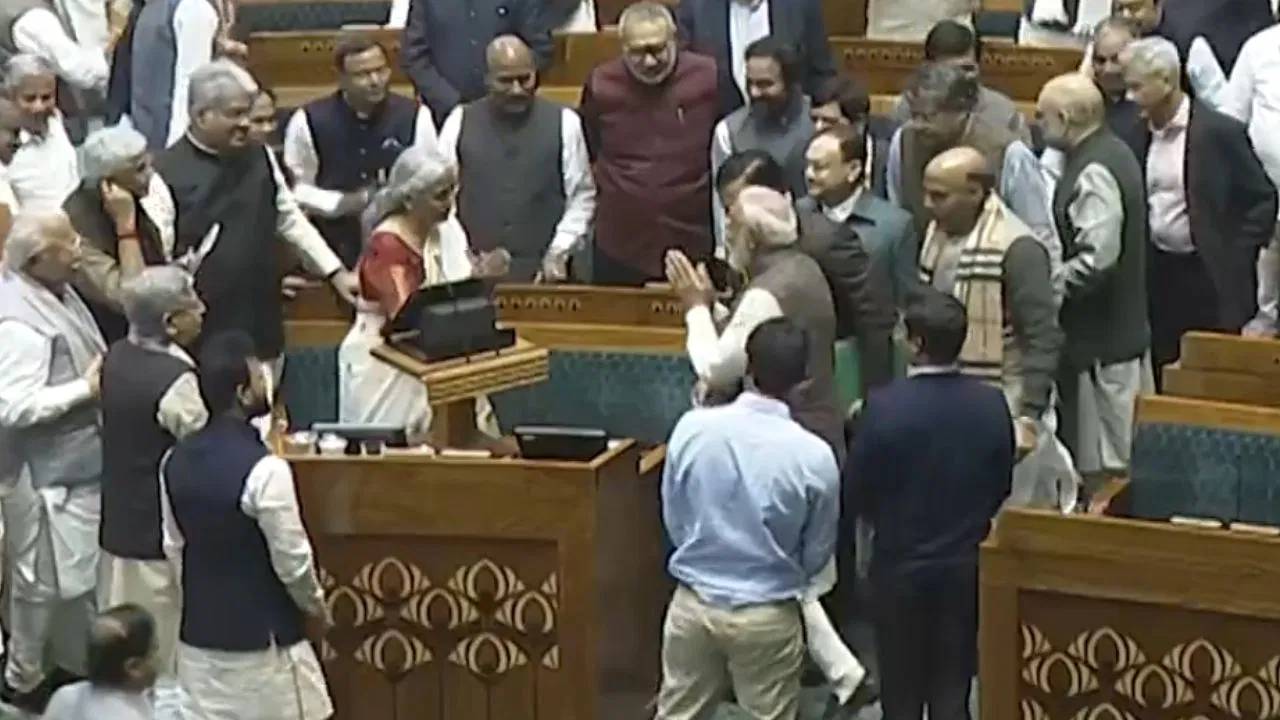 Budget 2025 :  బడ్జెట్ ప్రసంగం తర్వాత ఆర్థిక మంత్రిని చుట్టుముట్టిన ఎంపీలు, ప్రధాని.. ఎందుకంటే ?