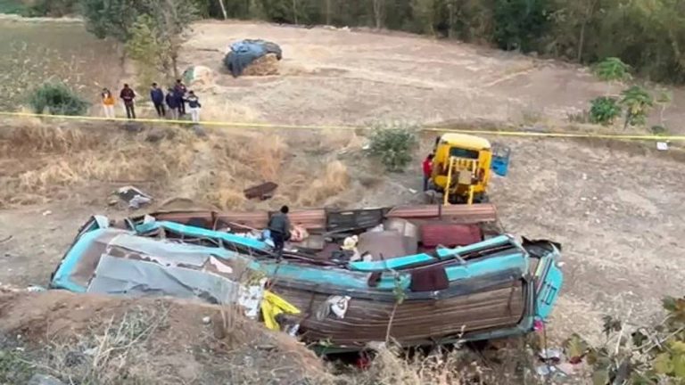 Road Accident : ఘోర రోడ్డు ప్రమాదం.. లోయలో పడ్డ బస్సు.. ఏడుగురు మృతి.. 15మందికి గాయాలు