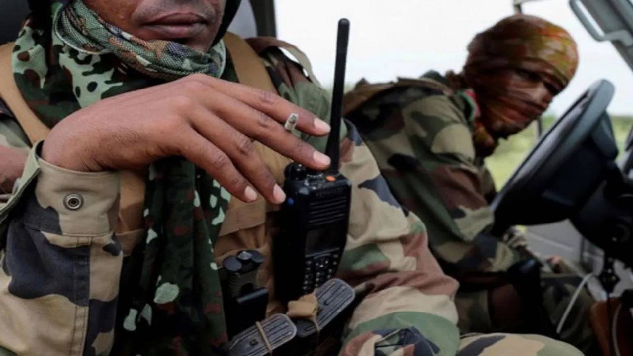 Terrorist Attack :  వాహనాలను లక్ష్యంగా చేసుకుని ముష్కరులు కాల్పులు జరిపారు..  25 మంది మృతి