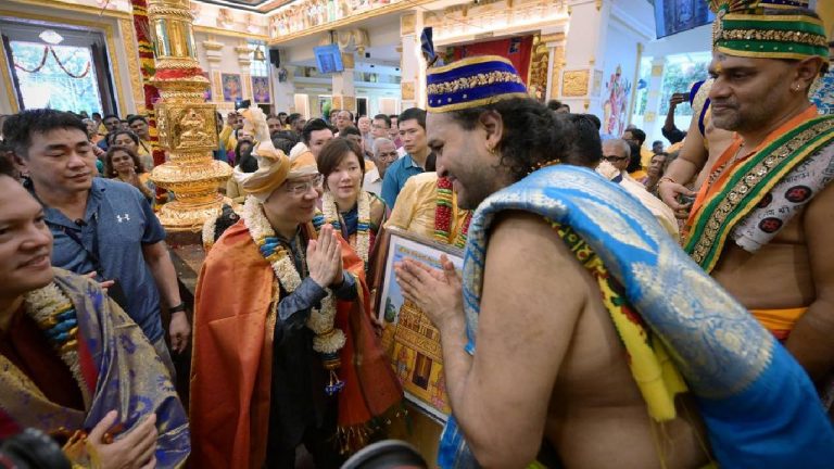 Singapore : పదివేల మంది భక్తులతో కలిసి హిందూ ఆలయంలో ప్రధాని పూజలు