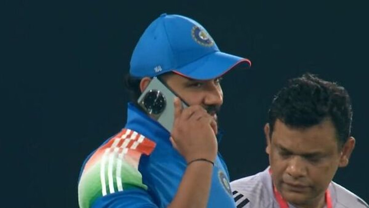 Rohit Sharma Use Phone: రోహిత్ శర్మ ఏ ఫోన్ వాడుతాడో తెలుసా..? తెలిస్తే ఆశ్చర్యపోతారు