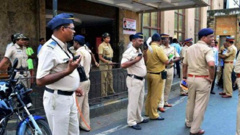 Live-in relationship: తనతో బంధాన్ని తెంచుకుందని పోలీస్ స్టేషన్‌లో విషం తాగిన వ్యక్తి..