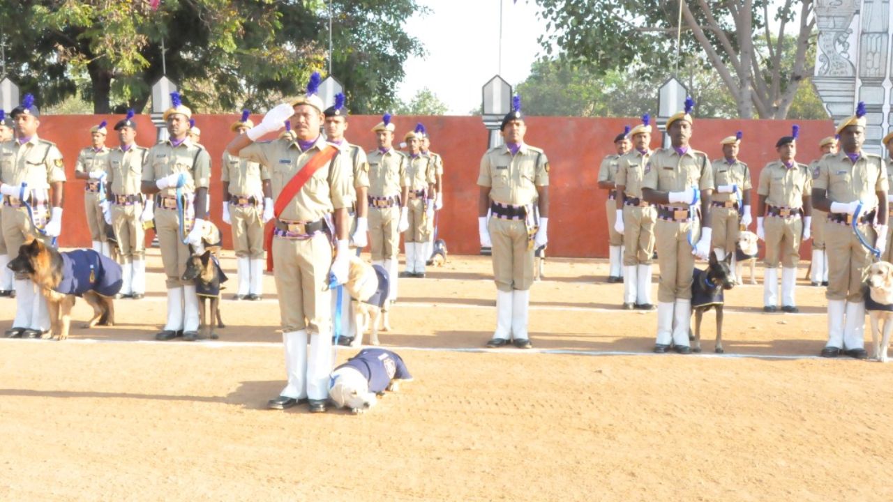 IITA Passing Out Parade: ఐఐటీఏలో డాగ్ స్క్వాడ్ పాసింగ్ అవుట్ పరేడ్.. డీజీకి పూలబొకే ఇచ్చిన జాగిలం!