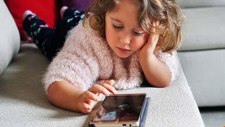 Kids Using Mobile: మీ పిల్లలు ఫోన్ ఎక్కువగా చూస్తున్నారా? అయితే వారికి మాటలు రావు..