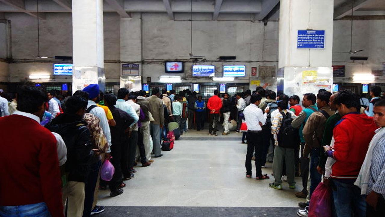 Railway Ticket: రైల్వే కౌంటర్ టికెట్ కంటే ఆన్‌లైన్ టికెట్ ఎందుకు ధర ఎక్కువ తెలుసా..?