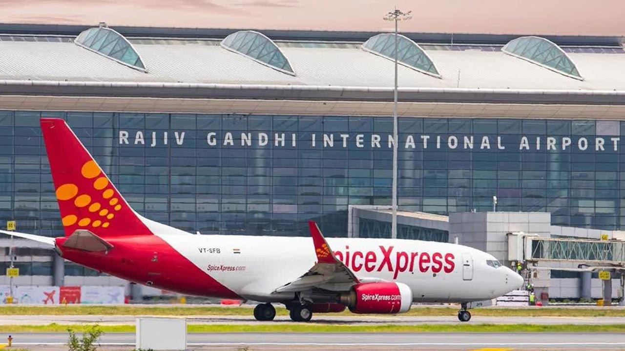 Hyderabad: శంషాబాద్ ఎయిర్‌పోర్ట్‌లో 4 అంతర్జాతీయ విమానాలు ల్యాండింగ్.. కారణమిదే..?