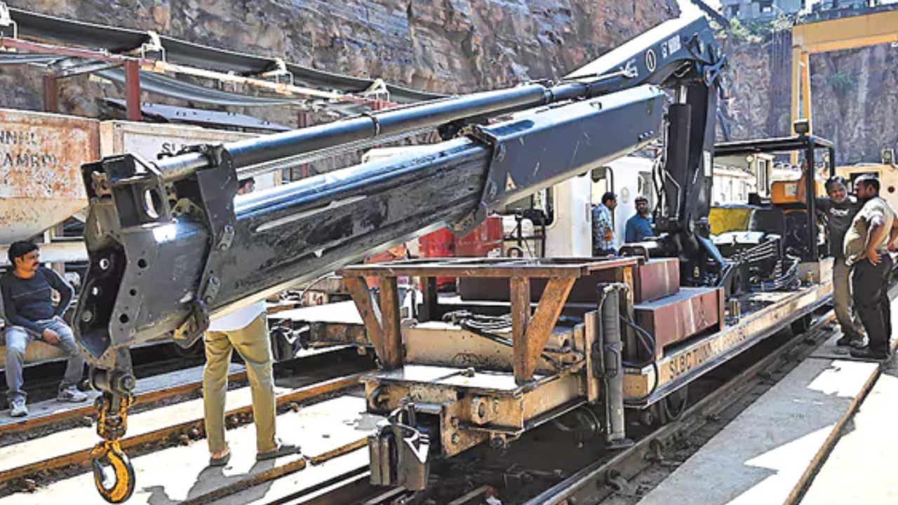 SLBC Tunnel Collapse: భయంగా ఉంది.. సొంతూర్లకి ఎస్‌ఎల్‌బీసీ కార్మికులు!