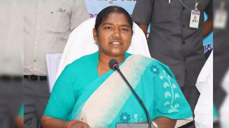 Minister Seethakka : బడిబాట తరహాలో పిల్లలను గుర్తించి అంగన్‌వాడీల్లో చేర్పించాలి